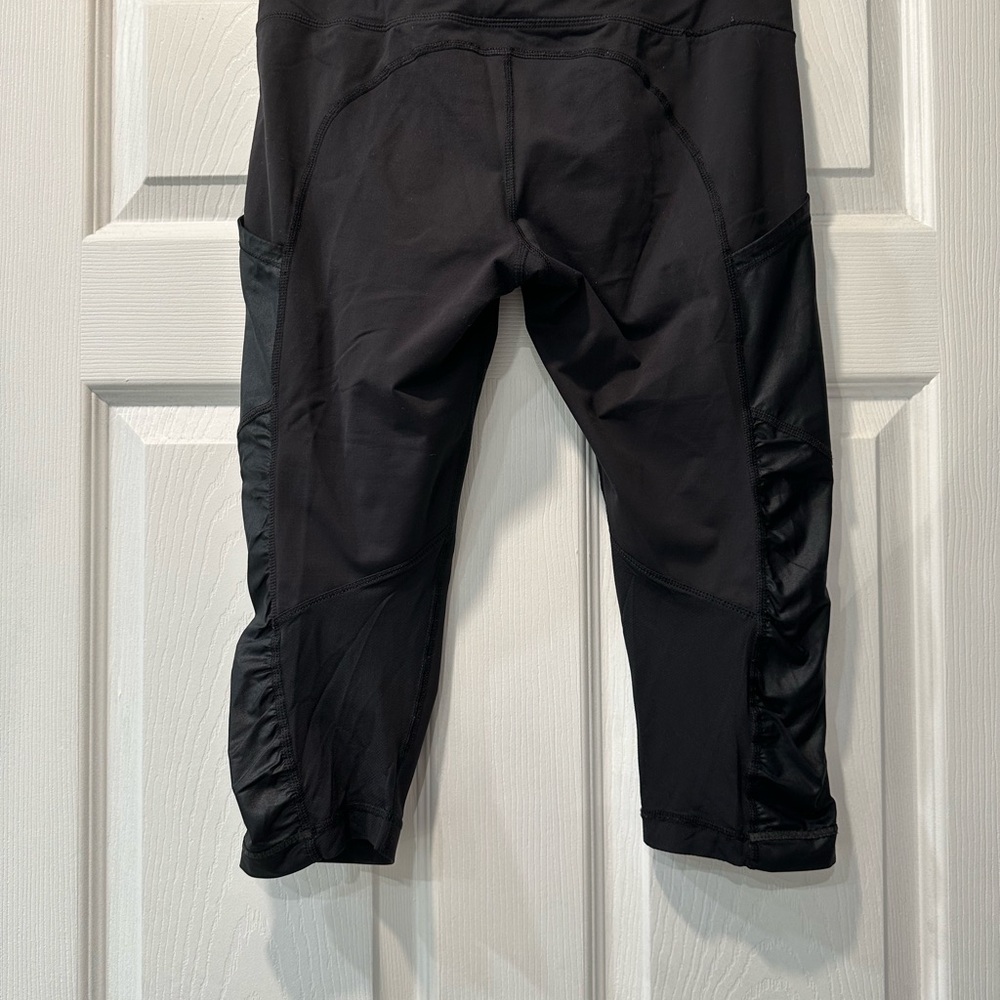 Lululemon Athletica Black Cropped Leggings with Ruched Detail - Picture 3 of 13